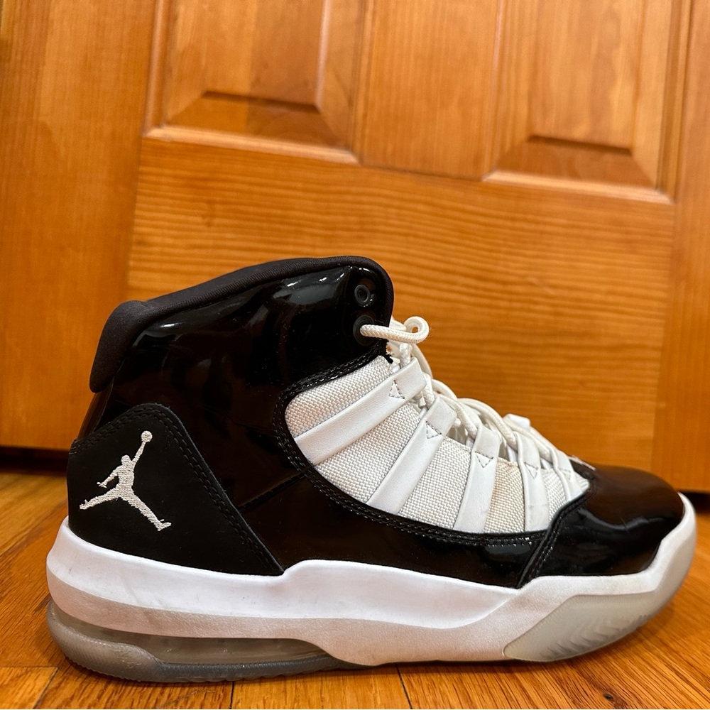 It is a Brand Nike, Jordan men sneaker in a very good condition.